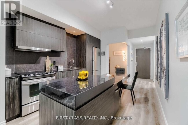 Building Photo - 101 Charles St E