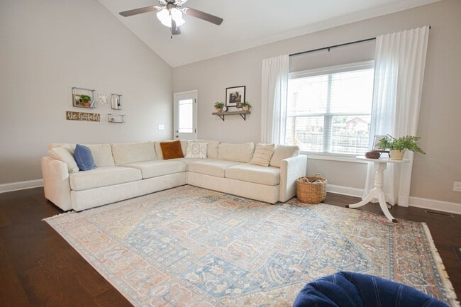 Building Photo - Pet Friendly Three Bedroom!