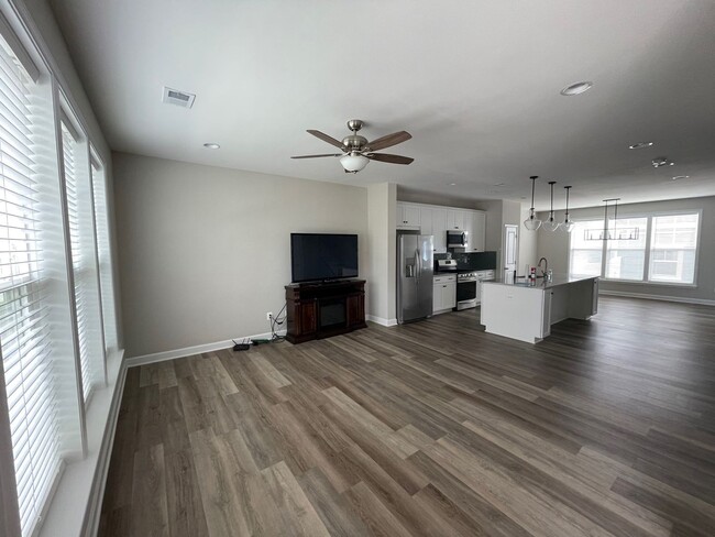 Building Photo - Spacious Luxury Townhome! Outstanding Loca...