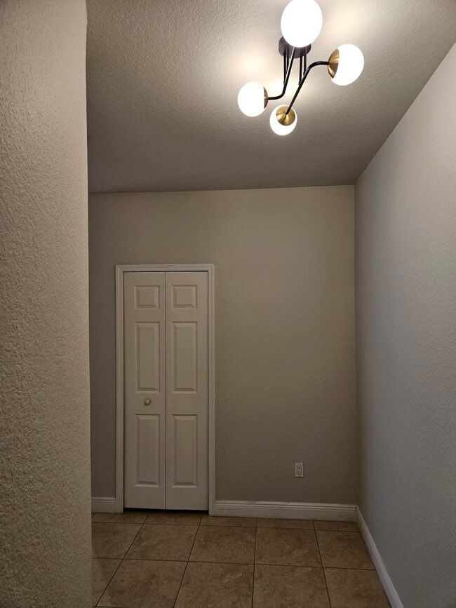 Foyer - 4828 SW 17th Pl