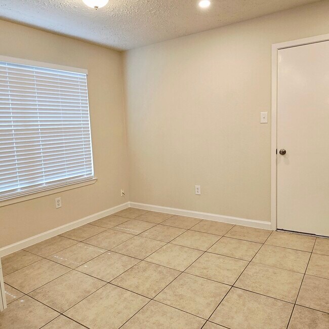Building Photo - 14211 Sylvia Dr