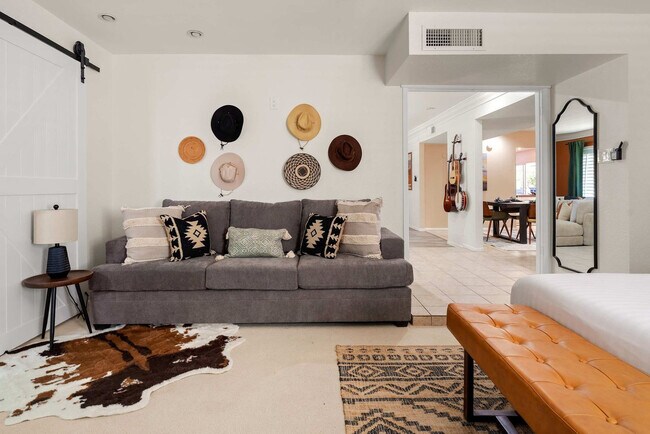 Foto del edificio - 4936 E Sharon Dr