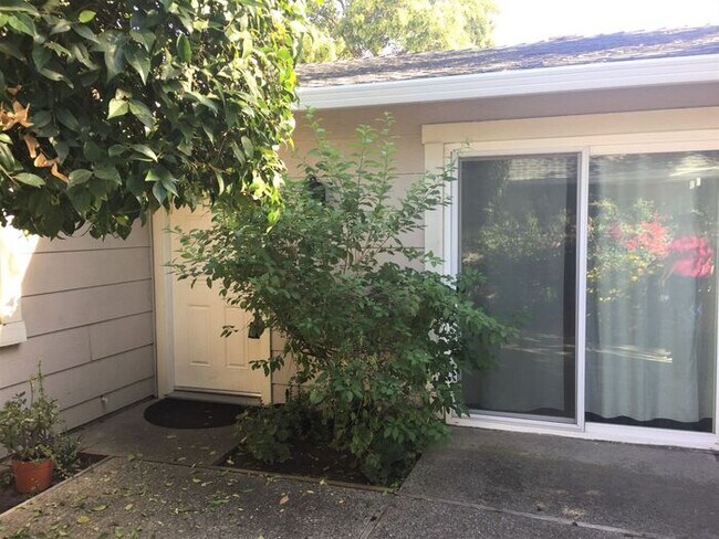 Building Photo - 2110 Oak Grove Rd