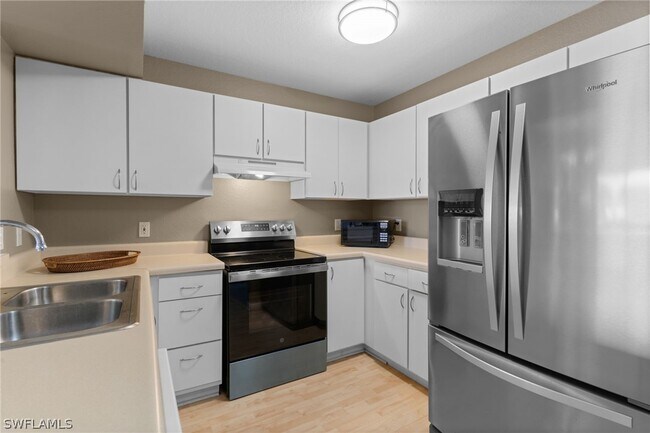 Foto del edificio - 8274 Key Royal Cir