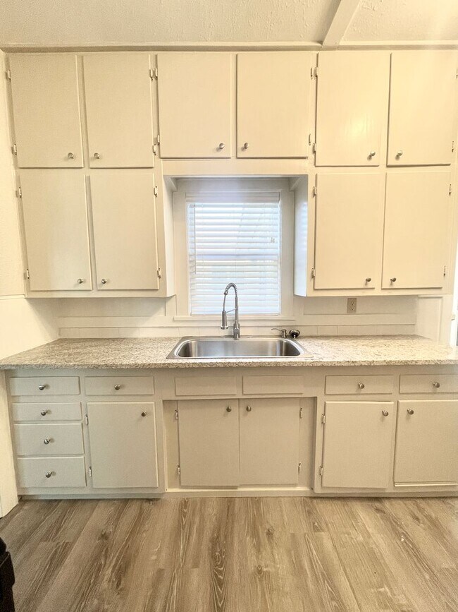 Foto del edificio - 4 Bedroom Home Near Downtown Stephenville