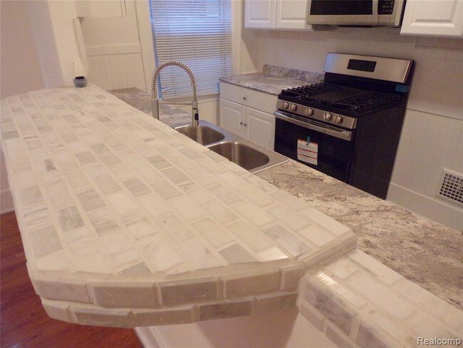 Building Photo - 987 Beaconsfield Ave