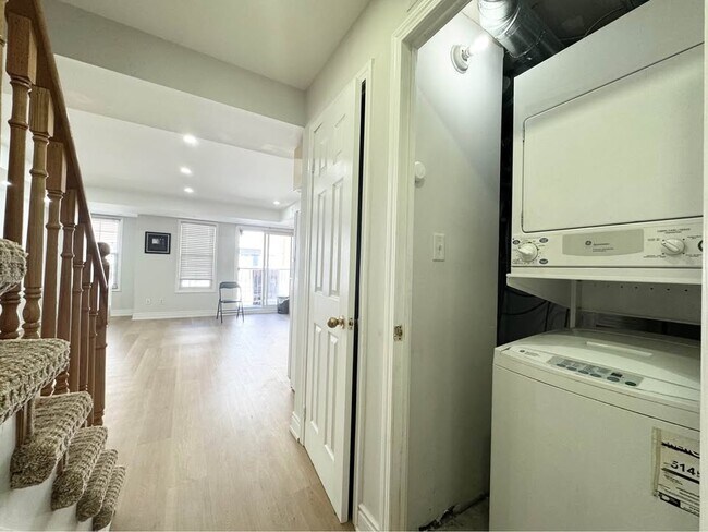 Photo du bâtiment - 2 Bed 3 Bath - Townhouse