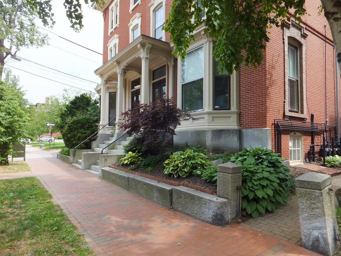24 Deering St, Portland, ME 04101 Condo for Rent in Portland, ME