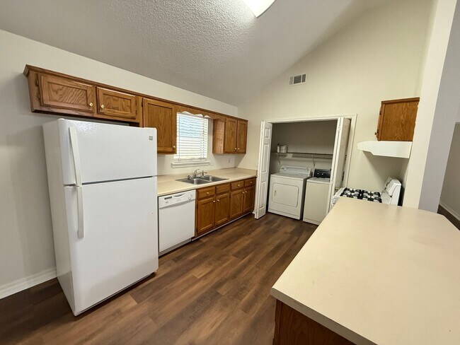 Foto del edificio - 2BR/2BA House For Rent