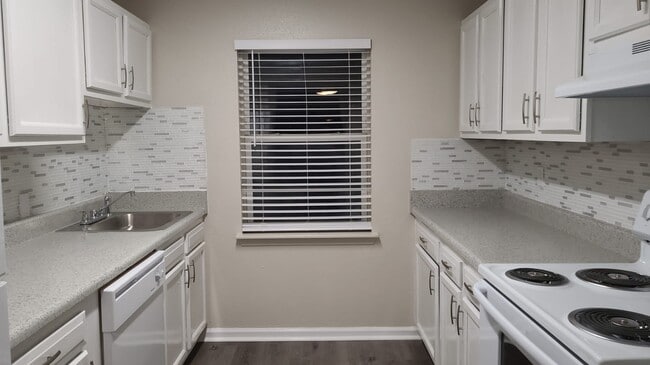 2B/1.5B - Kitchen - Villas Sur La Riviere!
