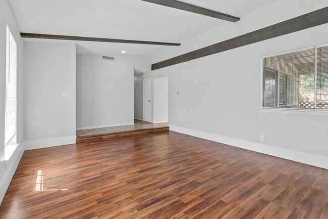 Building Photo - QUAINT AND COZY  3 Bedroom, 2 bathroom House w Fireplace!!