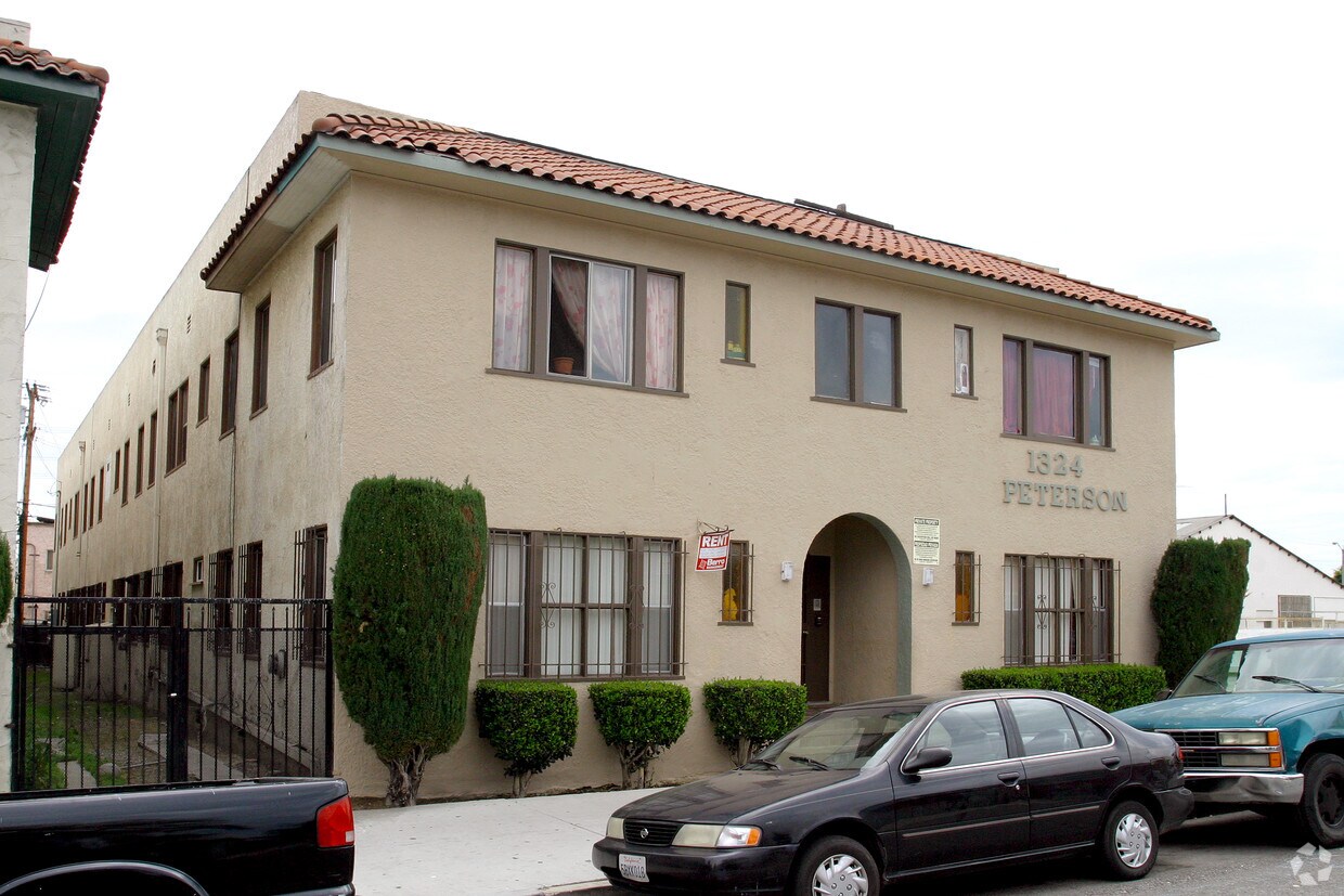 Building Photo - 1324 Peterson Avenue