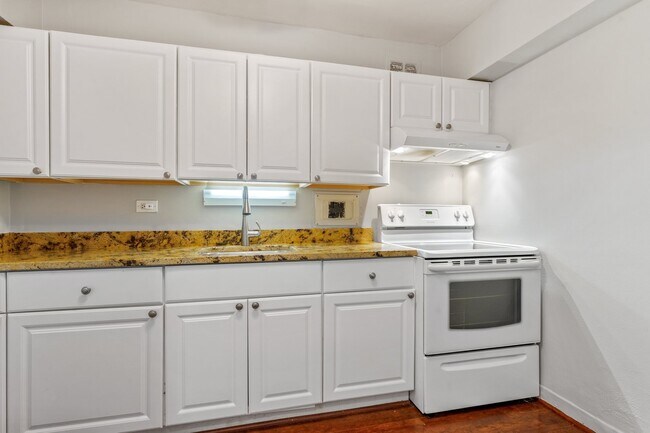 Building Photo - 7337 S South Shore Dr