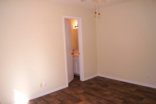 Building Photo - 313 Cedarbrook Dr