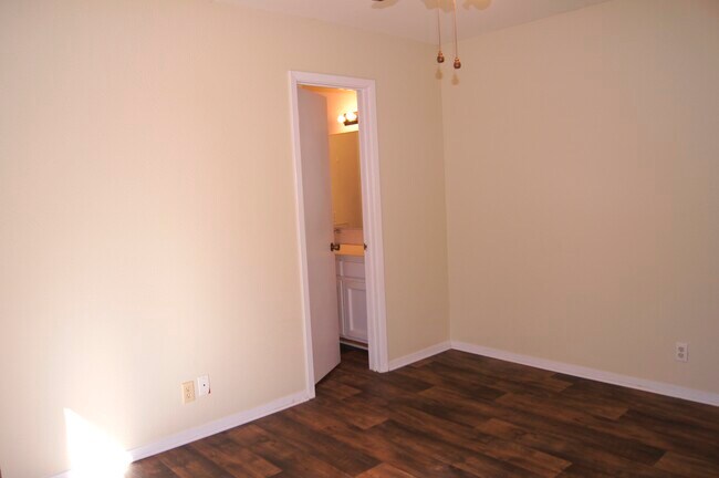 Foto del edificio - 313 Cedarbrook Dr