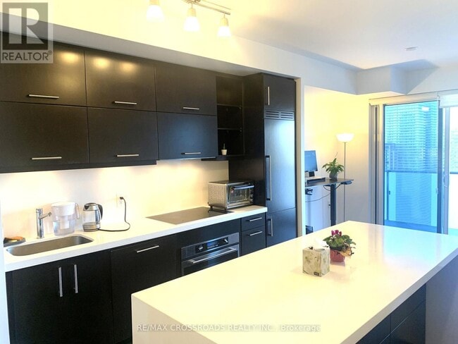 Building Photo - 1080 Bay St.