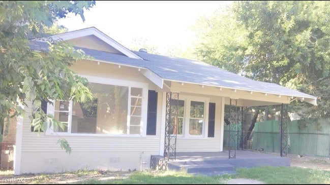 Building Photo - 819 W Lynwood Ave