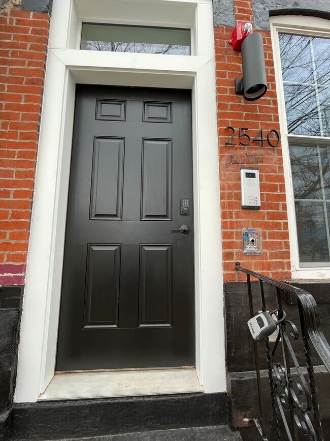 Foto del edificio - 2540 W Girard Ave