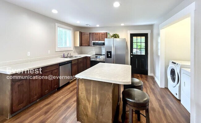 Foto del edificio - 33 Roach Hollow Rd