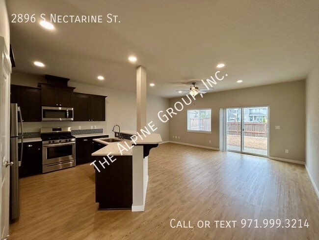 Foto del edificio - Cornelius Townhome - HALF OFF First Month!