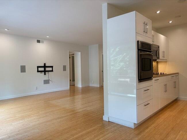 Foto del edificio - 1250 N Kings Rd