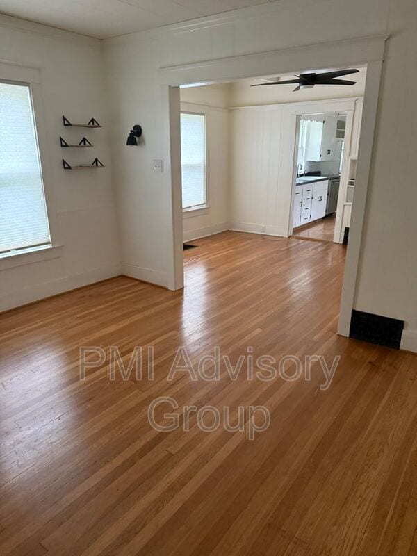 Building Photo - 118 SW Broadmoor Ave
