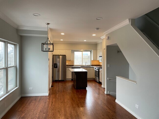 Kitchen - 1540 N Greenview Ave