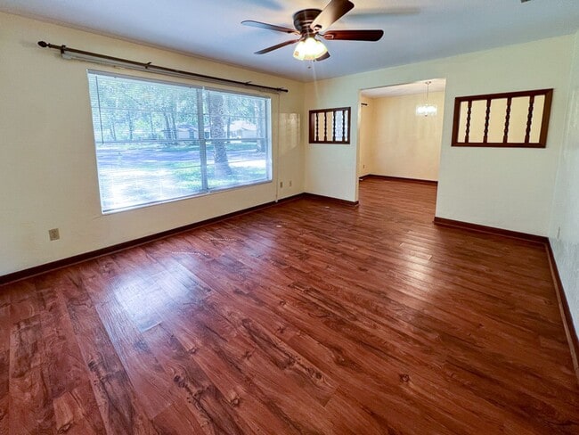 Building Photo - 3BR/2BA House with Two Car Garage & Large ...