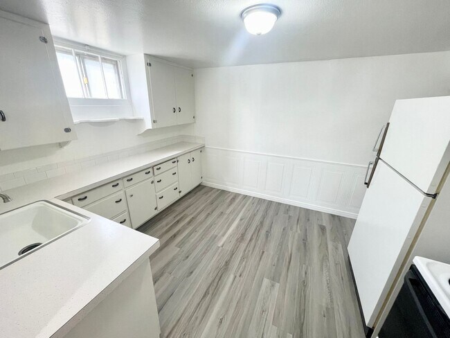 Building Photo - Large 1 bd/1b Basement Apartment in Downtown Caldwell!