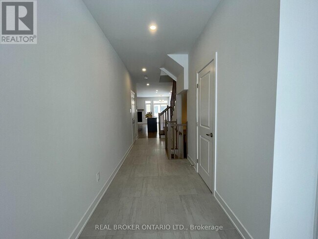 Building Photo - 882 Solarium Ave