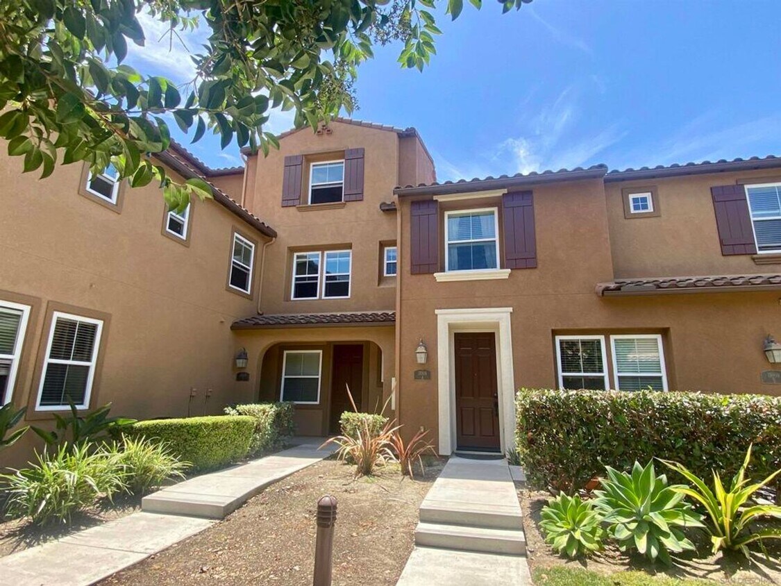 Primary Photo - Beautiful Upgraded 3br 3.5 baths 2 car Gar...
