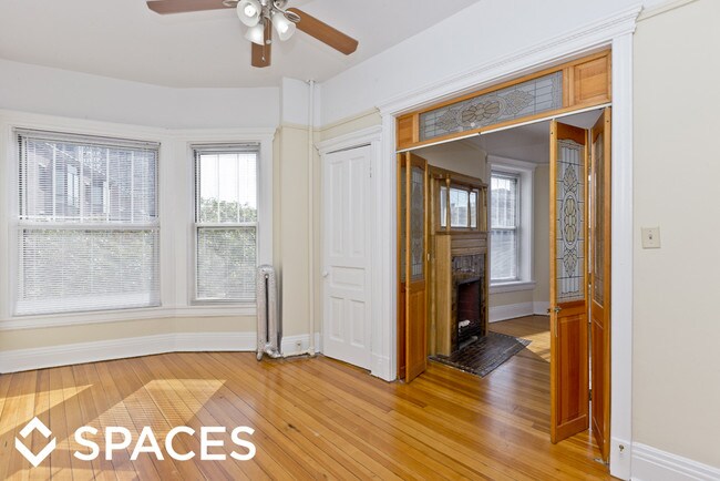 Building Photo - 334 W Dickens Ave
