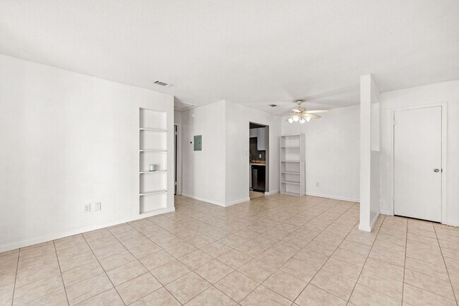 Building Photo - Gulf Breeze Gem — 1BR Home Ready Now