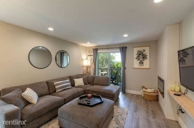 Foto del edificio - 6017 E 6th Ave