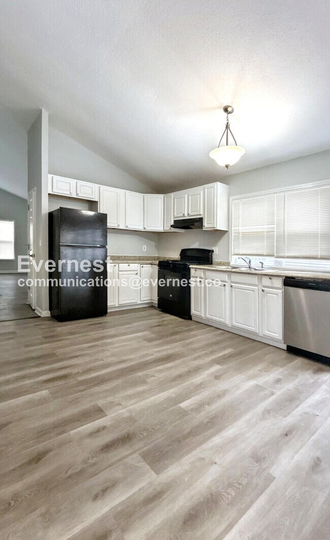 Foto del edificio - 3 Bed, 2 Bath Home with Carport / Pet-Frie...