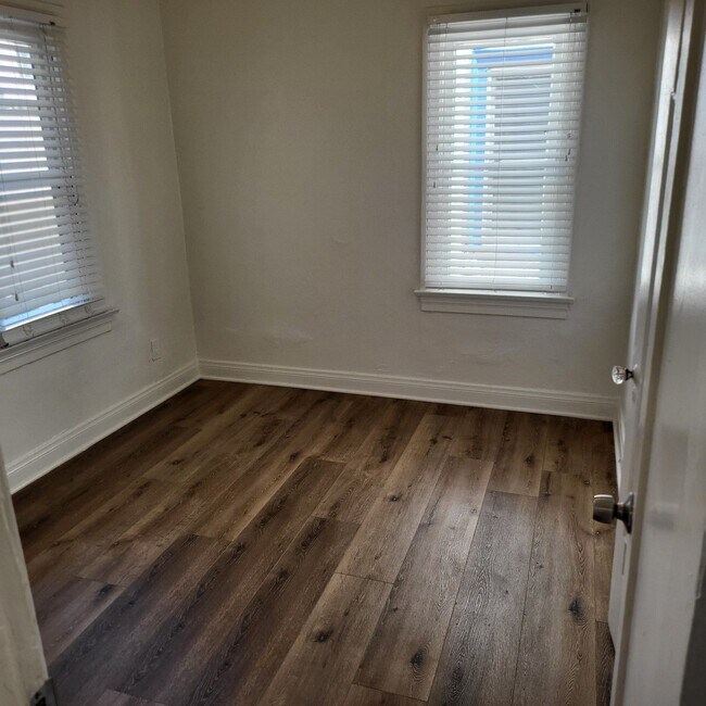 Foto del edificio - 833 1/3 N Formosa Ave