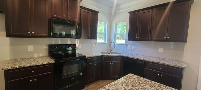 Building Photo - Like New 5 bed 3.5 Bath Home in Beautiful ...