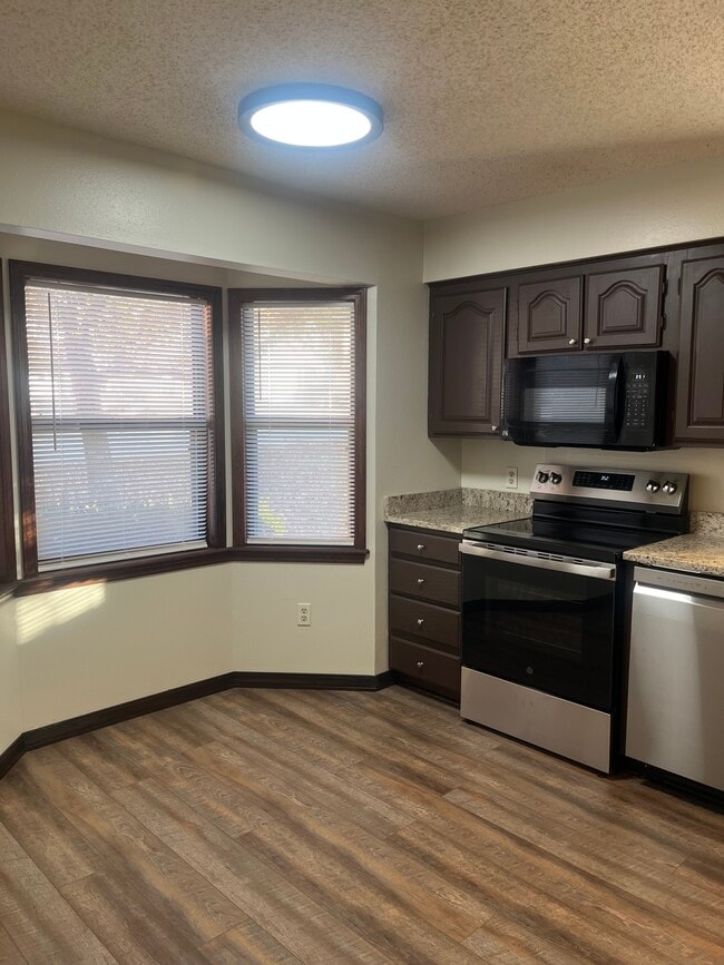 Foto del edificio - 1510 Summerhill Ct