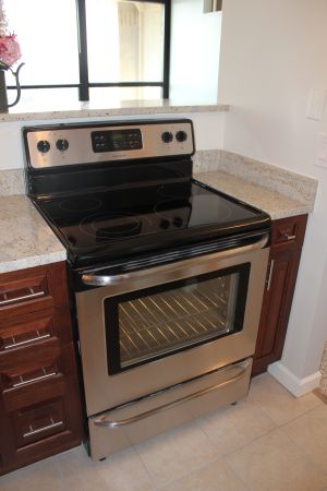 Kitchen-S/S Electric Range/Oven- - 1030 N State St