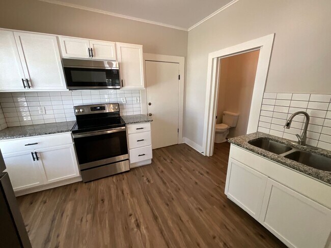 Building Photo - Charming 3 bedroom/1.5 bathroom REMODELED ...