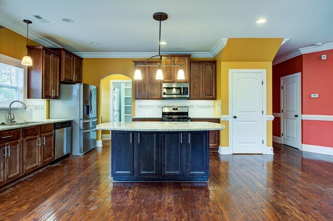 Building Photo - Gorgeous Home Available in Tidewater Landi...