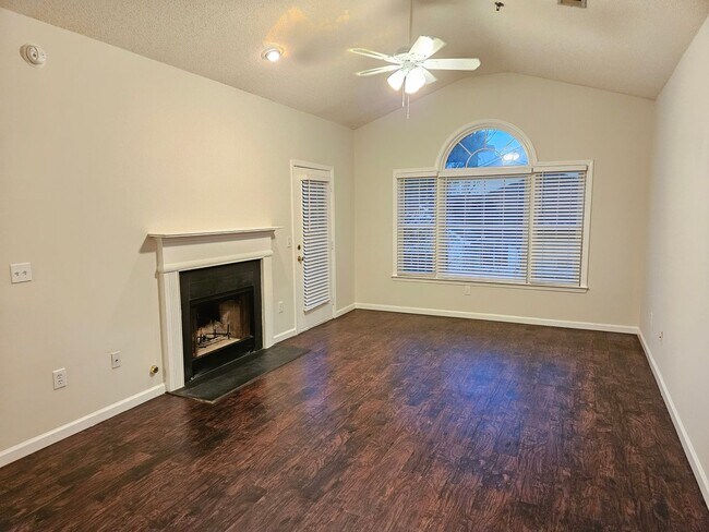 Foto del edificio - Rare 2 bed 2 bath condo with 1 car garage located in Smyrna