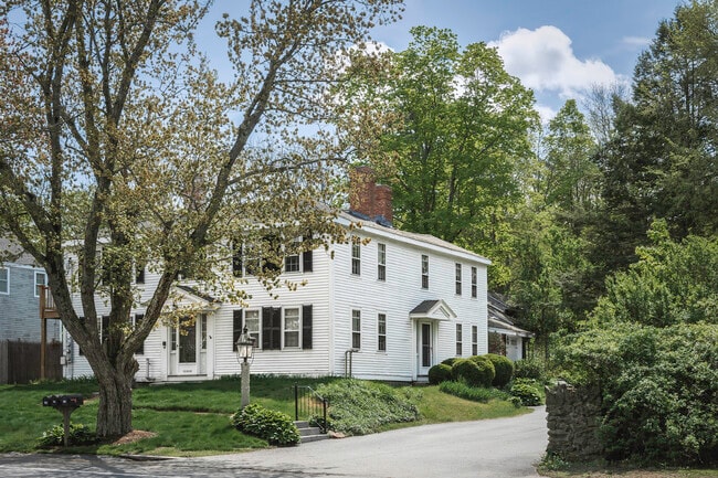 Building Photo - 329 Main St