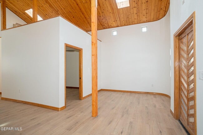 Building Photo - 404 W Overland Ave