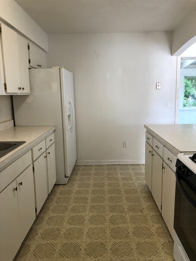 Foto del edificio - 3 Bed 1 Bath Home | Pet Friendly | Washer Dryer Hook Ups | Section 8 Welcome