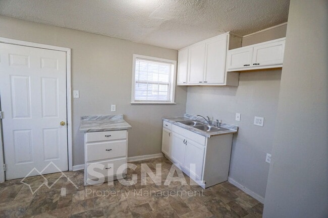 Building Photo - 581 Seminole Cir