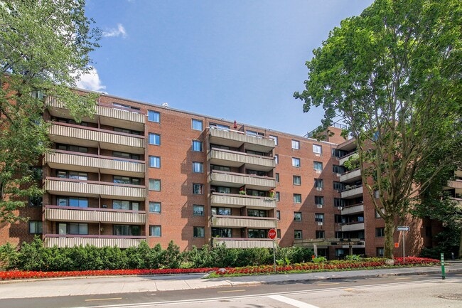 Building Photo - 4800 Maisonneuve Blvd W