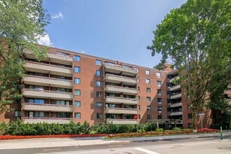 Building Photo - 4800 Maisonneuve Blvd W