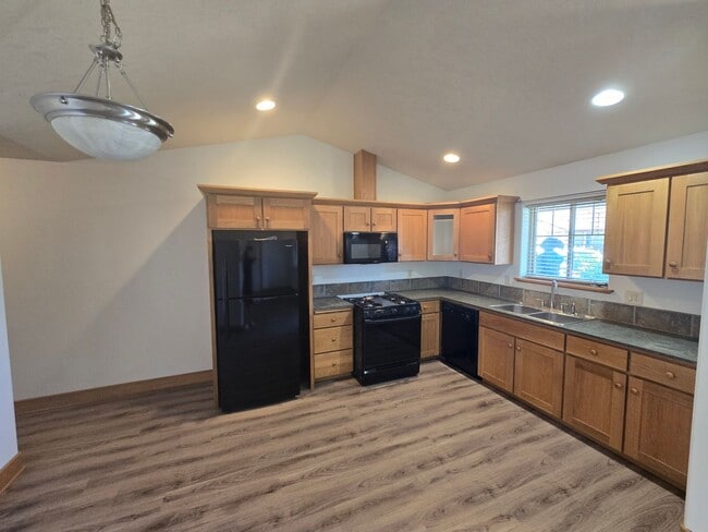 Building Photo - Adorable duplex in Golf Course Community, ...