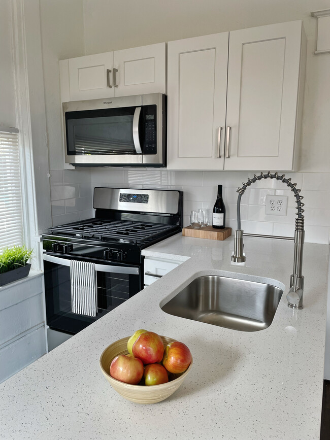 Studio Kitchen (All Units Vary) - The Vinoy Courtyard Apartments